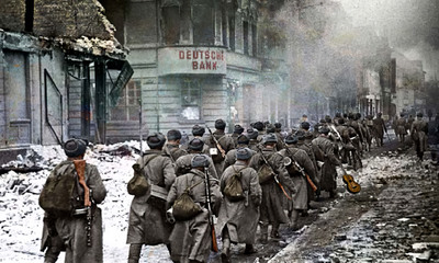 Красноармейцы маршируют по городу Шнайдемюль. Февраль 1945 г.